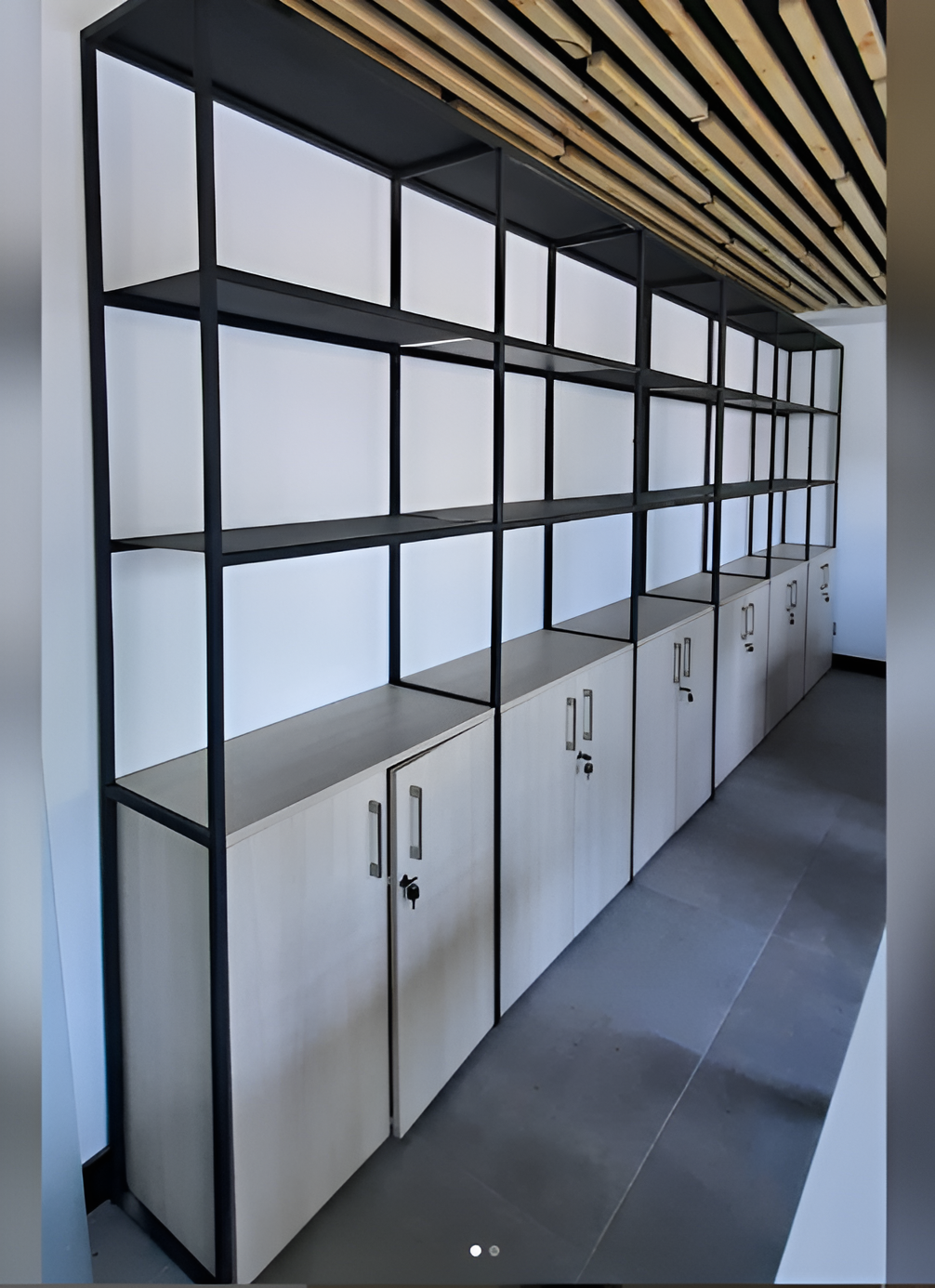 Estante negro metálico